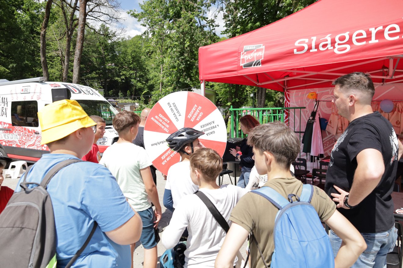 Eközben a marketingsátornál folyamatos volt a tömeg •  Fotó: Fülöp Sala Balázs