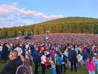 Búcsús tömeggel ér fel a Bagossy koncertjére érkezők száma a csíksomlyói nyeregben