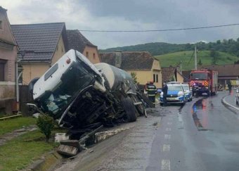 Tejszállító tartálykocsi csapódott villanyoszlopnak Maros megyében