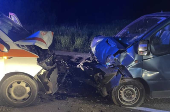 Pácienst szállító mentőkocsi balesetezett péntek éjjel, négy személy megsérült