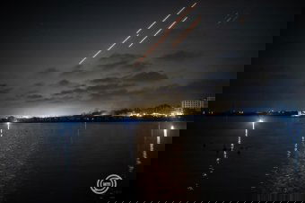 Irán péntek este két hullámban ballisztikus rakétákkal támadta Izraelt