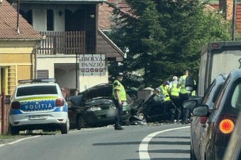 Két autó ütközött, majd egy kerítésnek sodródtak Csíkdánfalván