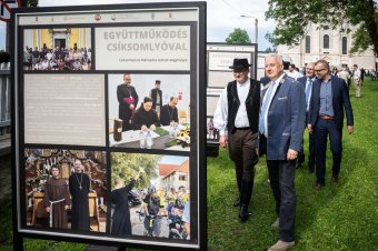 Megnyílt a nemzeti kegyhelyeink örökségét bemutató kiállítás Csíksomlyón