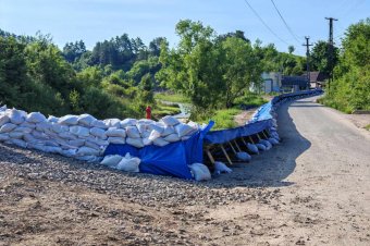 Gazdasági miniszter: feszített ütemben zajlik a munka, a Korond-patakot július elejéig akarják elterelni