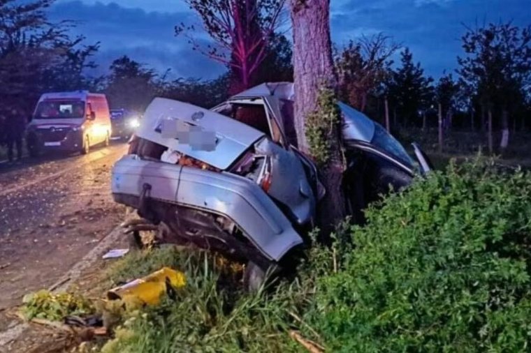Meghalt egy húszéves fiatal, egy kiskorú pedig súlyosan megsérült, miután autójukkal felcsavarodtak egy fára