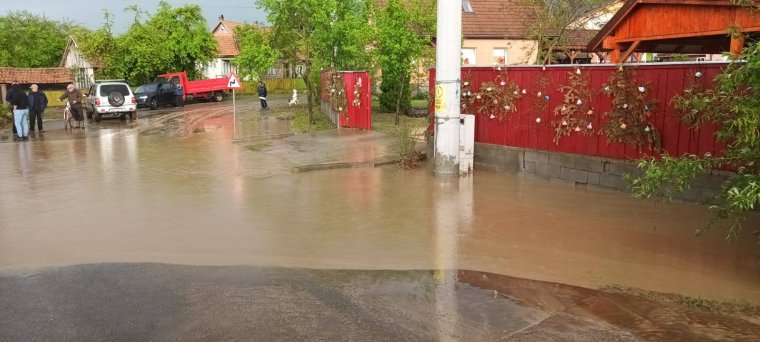 Utcákat, udvarokat árasztott el a víz az Ákosfalvához tartozó Göcsön