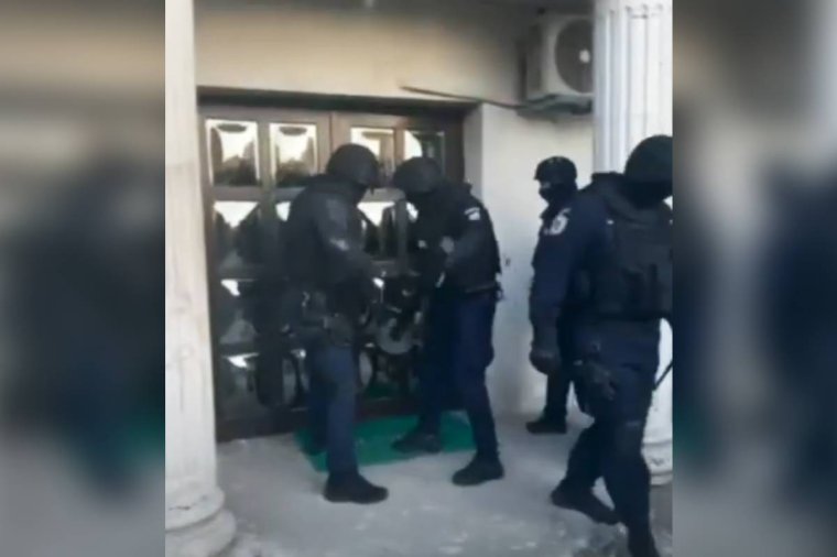 Egy lendítés az ajtótörő kossal, és máris nyitva a rezidencia – videó