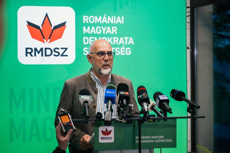 Kelemen Hunor: le a kalappal az erdélyi magyar közösség előtt