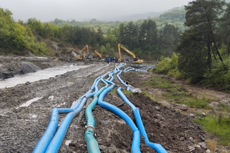 Több mint negyven hivatásos tűzoltó dolgozik már a vízszivárgás megállításán a parajdi sóbányánál