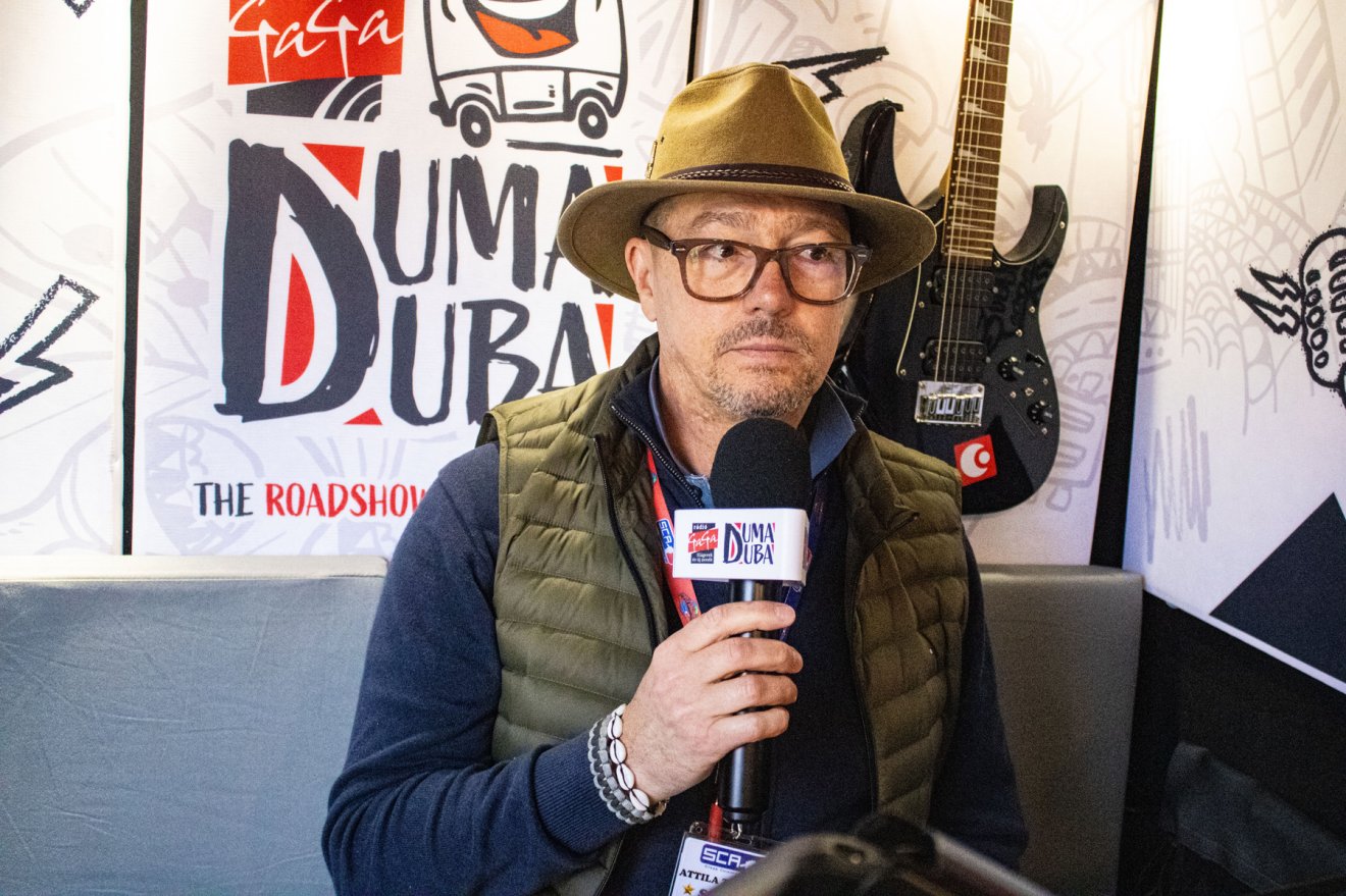 Főbíró a mikrofon mögött. Závodszky Attila is megosztotta élményeit a füstös fesztiválról •  Fotó: Fehér Csongor