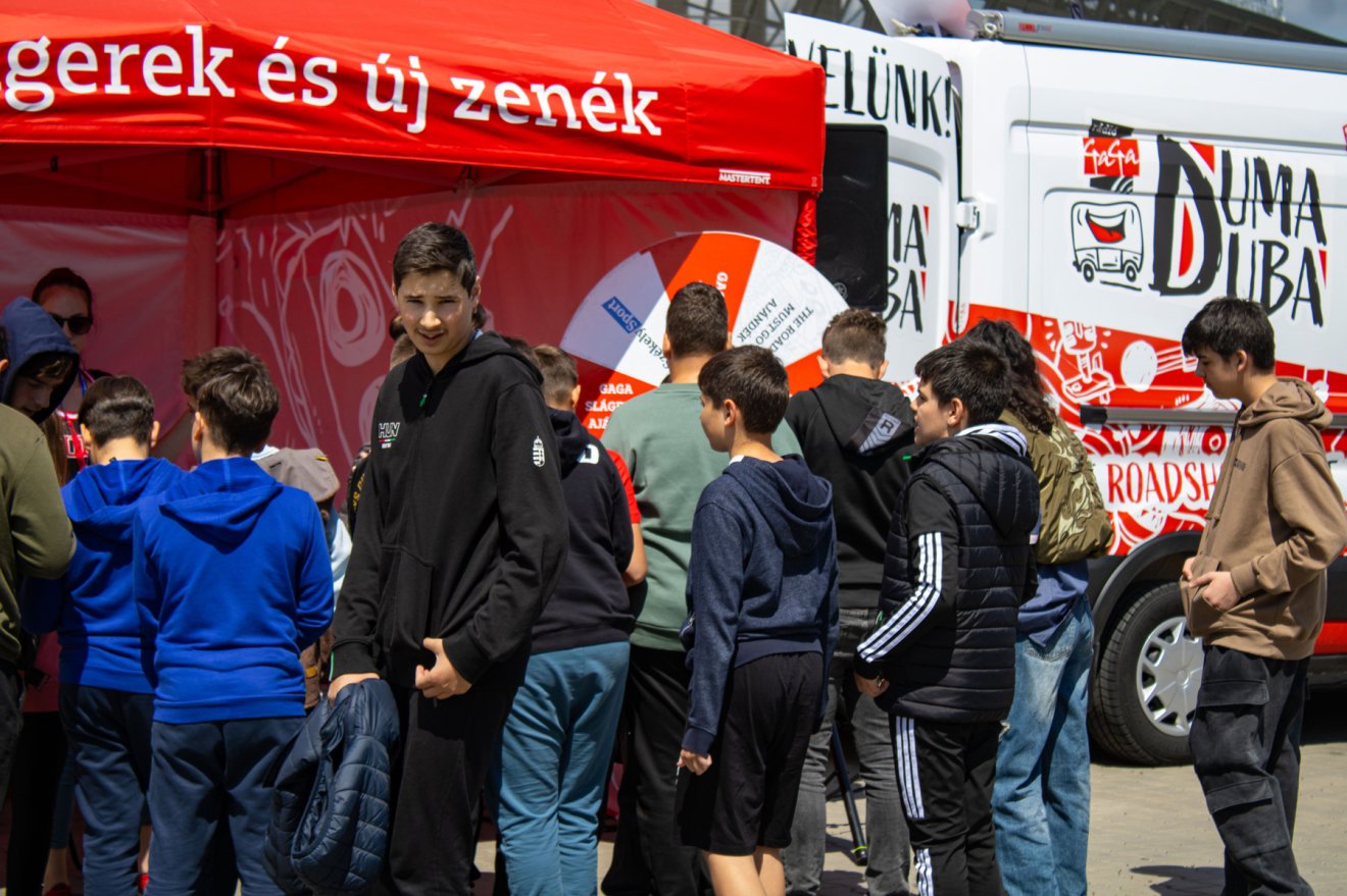 És amíg bent interjúk zajlottak, addig kint folyamatos volt a tömeg •  Fotó: Fehér Csongor