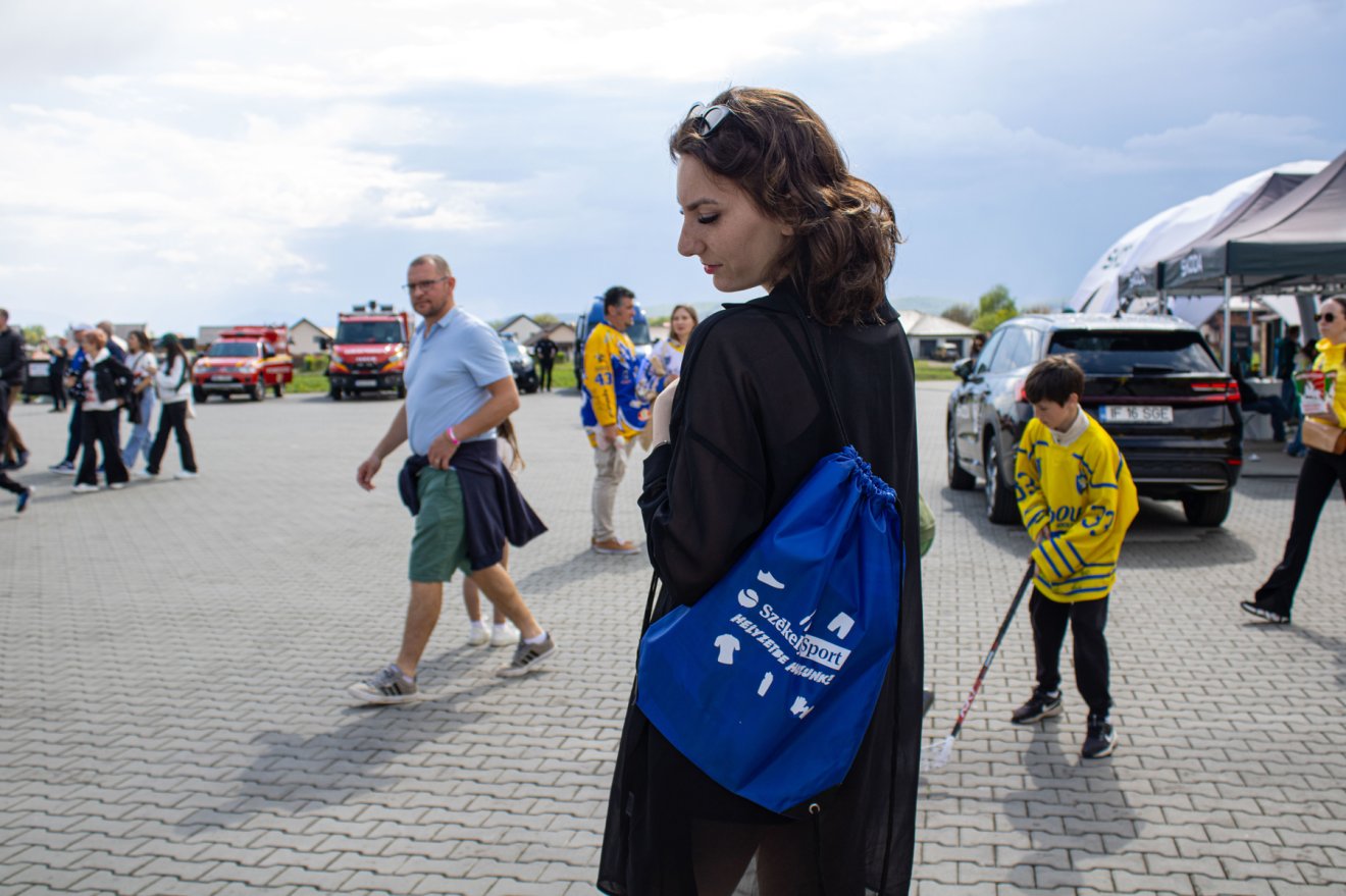 Egy jó pörgetéssel akár ilyen vagány Székely Sport-féle tornazsákot is haza lehetett vinni •  Fotó: Fehér Csongor