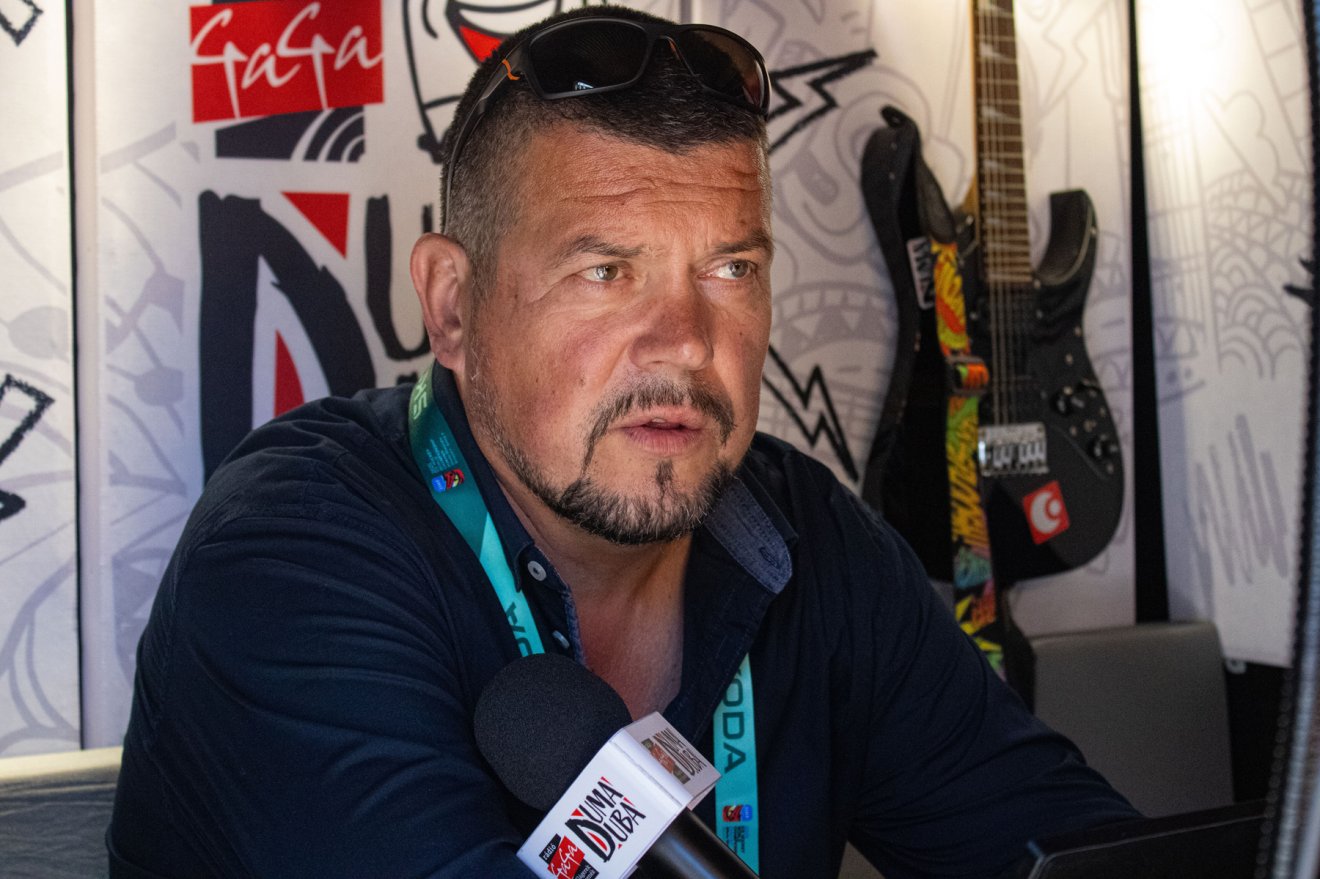 Idegenlégiós a Duma Dubában. Pál Csaba Pinky – akivel annak idején rekordnézettségű Nézőpont epizódot forgattunk – biztonságtechnikai szempontból vette górcső alá a világeseményt •  Fotó: Fehér Csongor