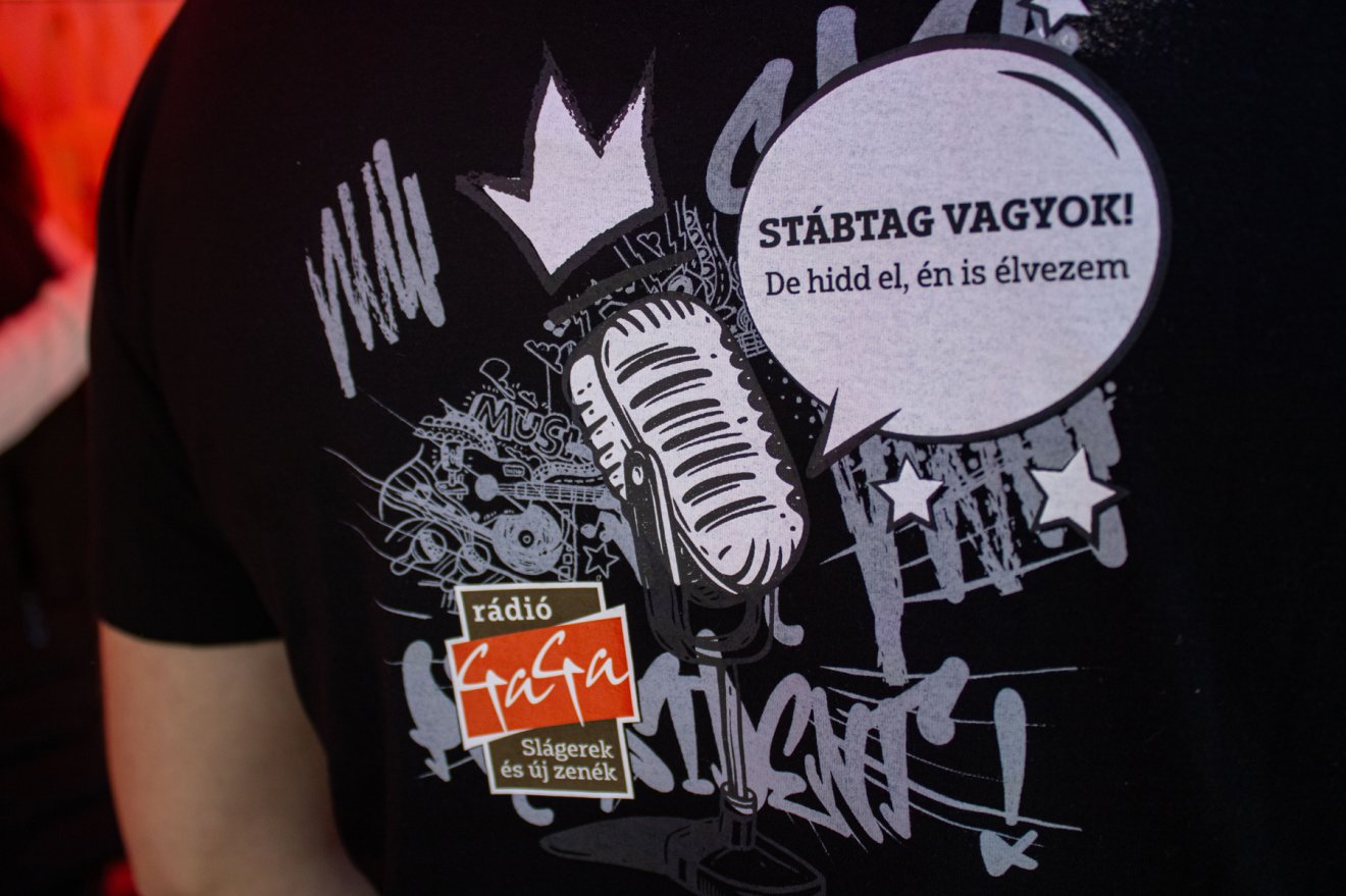 Ilyen menő pólót viselnek a Rádió GaGa munkatársai az idei fesztiválszezonban •  Fotó: Fehér Csongor