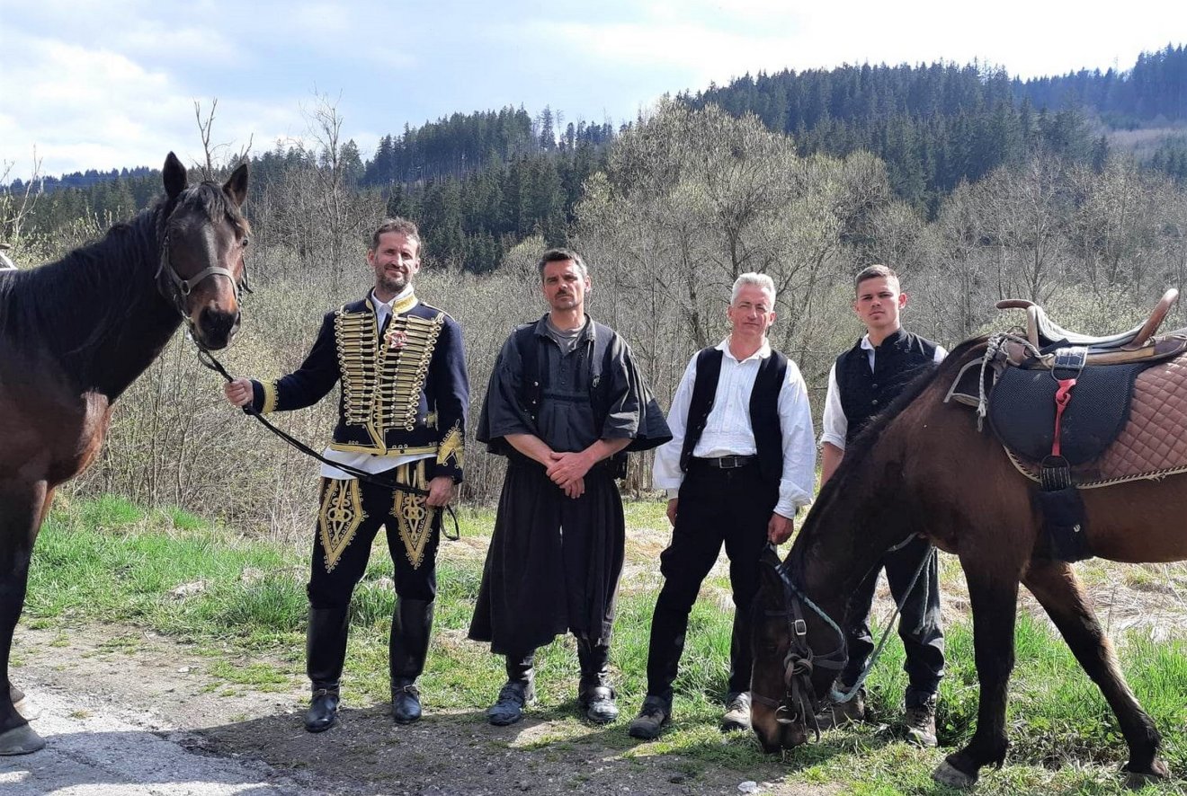 A zarándokcsapatnak Murányi Sándor Olivér székelyudvarhelyi születésű író is tagja (jobbról a második)