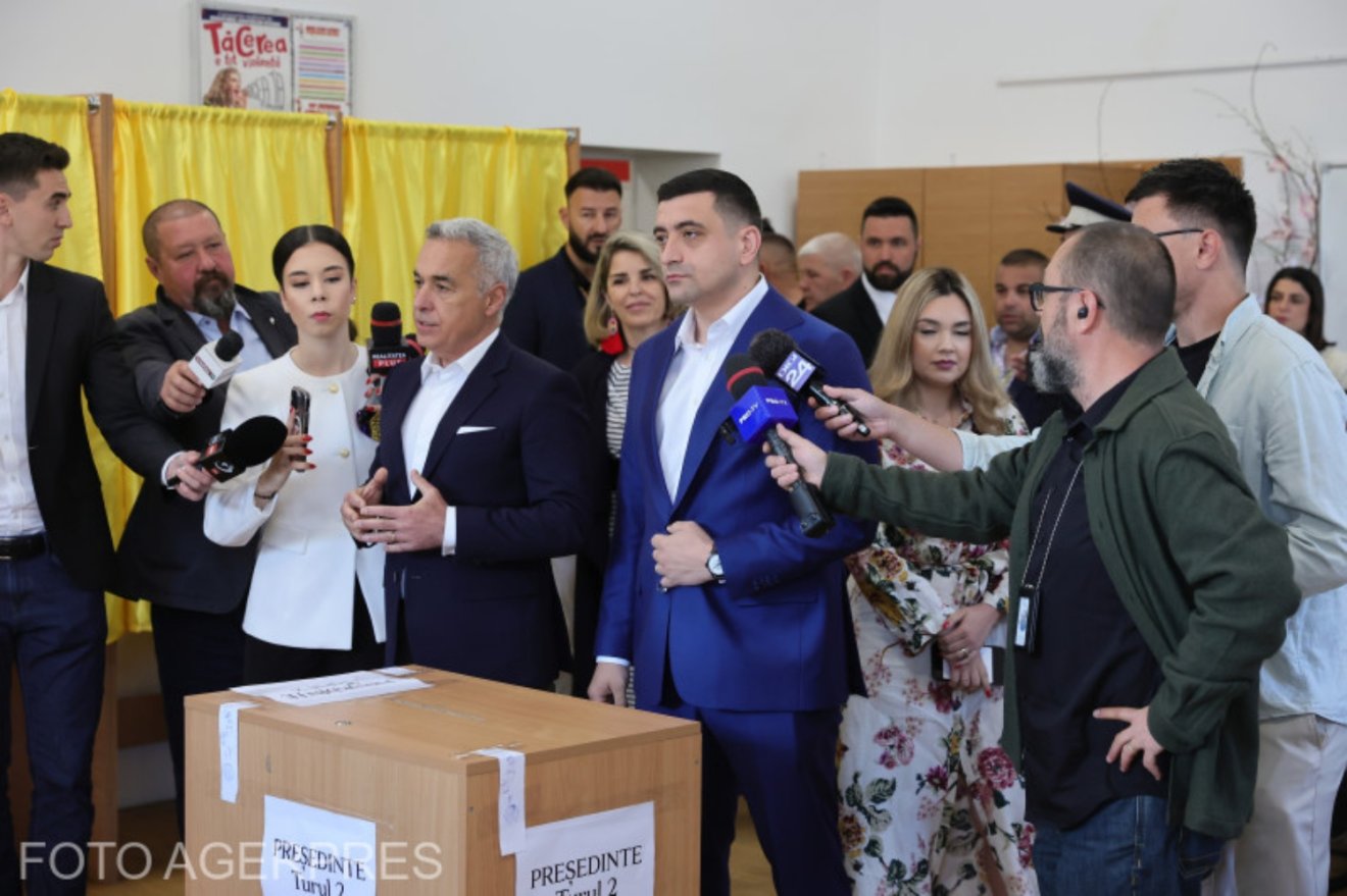 A romák közül többeket sikerült meggyőznie George Simionnak, és a románok jórésze is szimpatizál vele •  Fotó: Silviu Matei/Agerpres