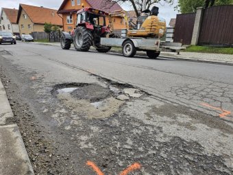 Nem vár tovább Szentegyháza, saját büdzséből kátyúztatja a tönkrement 132-es megyei út egy szakaszát
