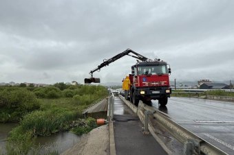 Árvízmegelőzési munkálatokat végeznek Csíkszeredában