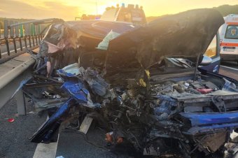 Meghalt egy utas az autópálya leállósávján szinte felismerhetetlenségig összetört autóban