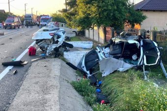 Két darabban az autó, de a sofőr túlélte