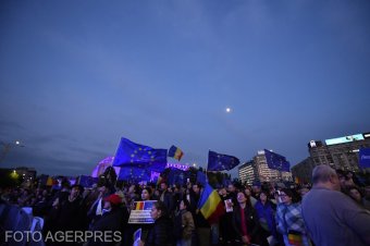 Több tízezren vettek részt a bukaresti kormánypalota előtti Európa-barát tüntetésen