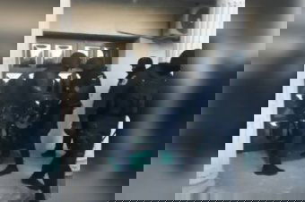 Egy lendítés az ajtótörő kossal, és máris nyitva a rezidencia – videó