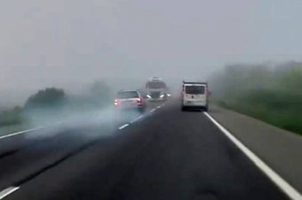 Totális ködben előzött, amikor közelről felvillantak a szemből érkező kamion fényei – videó