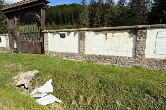 Táblát rongáltak meg ismeretlenek az úzvölgyi katonatemetőnél