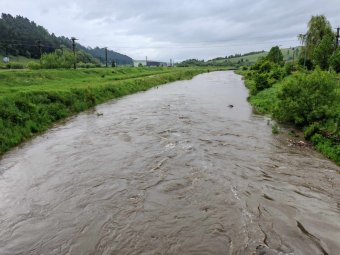 Udvarokat árasztott el a víz Csíkszeredában, több helyszínen kell beavatkozni a nagy vízmennyiség miatt