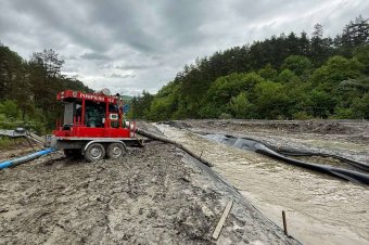 Három motoros szivattyúval dolgoznak a parajdi sóbánya környékén a sok eső miatt