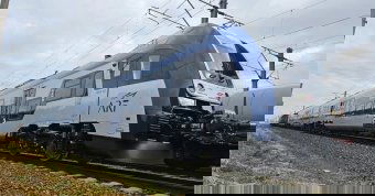 Megérkezett Romániába a lengyel Pesa vállalattól vásárolt elektromos vonatokból az első