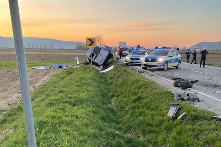 Három ember meghalt, öten megsérültek, miután egy kamionnal ütközött egy kisbusz – videóval