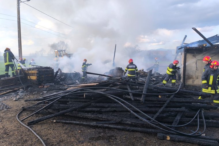 Csűr gyúlt ki Gyergyócsomafalván, tarló lángolt Balánbányán