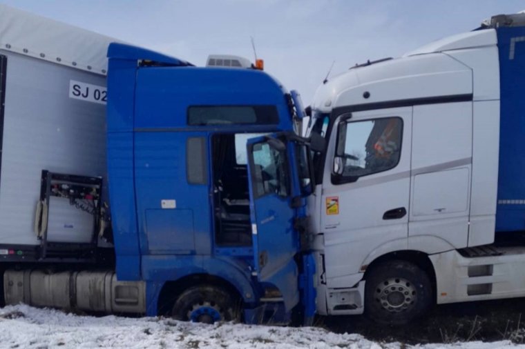 Több személygépkocsi is megrongálódott a kamionos balesetben Kápolnásfalu határában