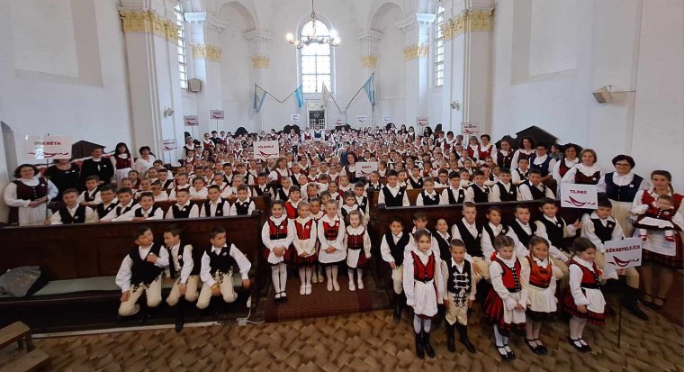 Kisiskolások éneke tölti be a református templomot