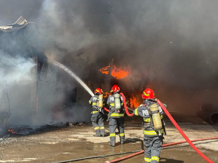 Több mint 60 tűzoltó dolgozik egy szászrégeni raktárépületnél kiütött tűz eloltásán