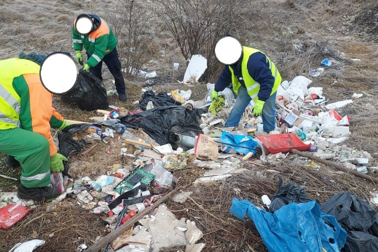 Az út mentén rakta le a szemetét, tetemes bírságot kapott