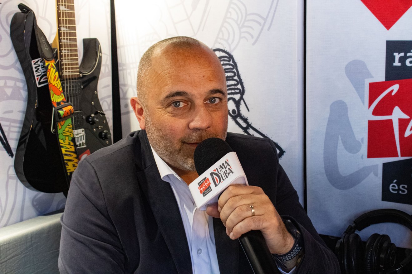 Nagy Attila, a Román Jégkorongszövetség vezetője is beugrott egy gyors interjúra •  Fotó: Fehér Csongor