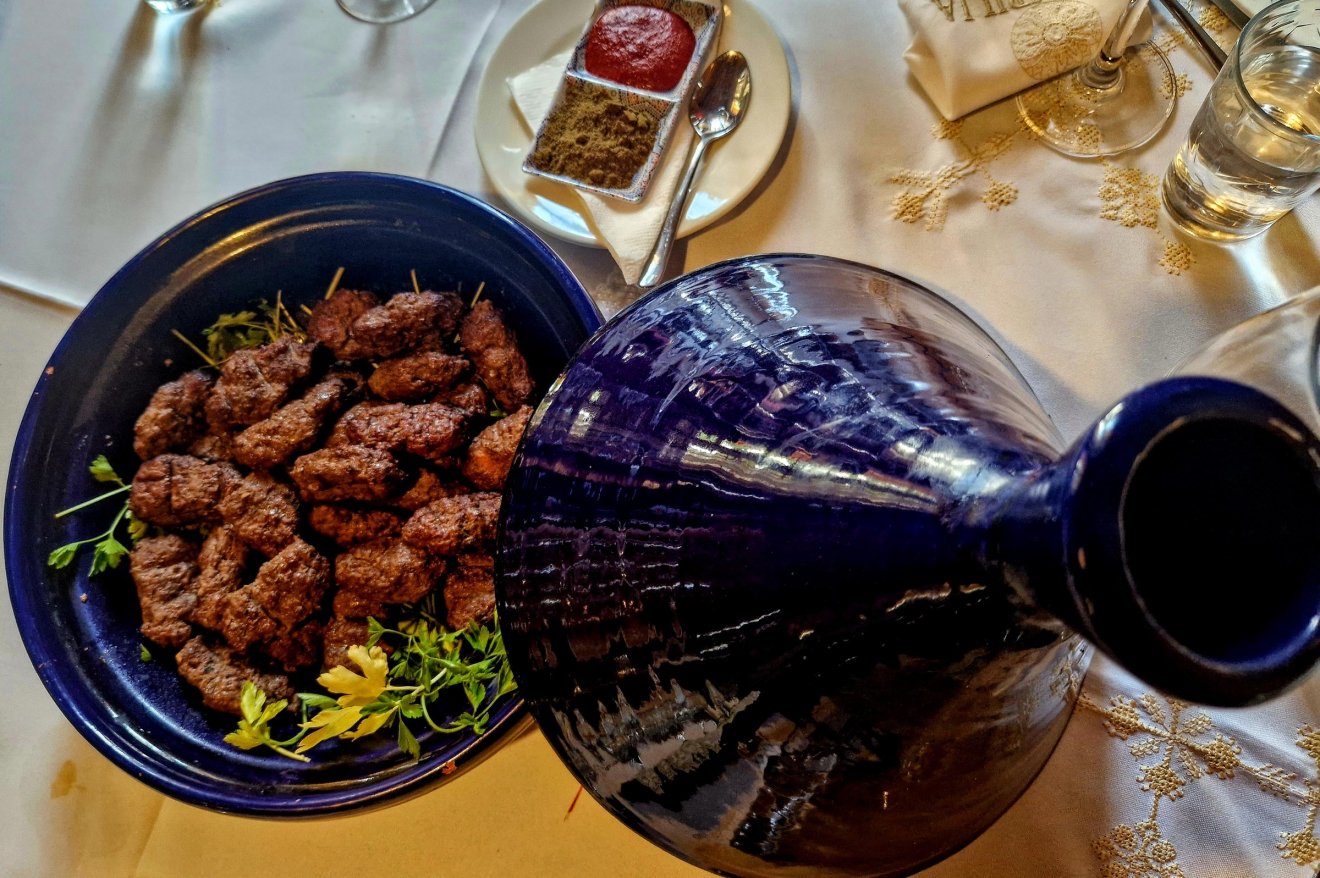Kefta tálalva