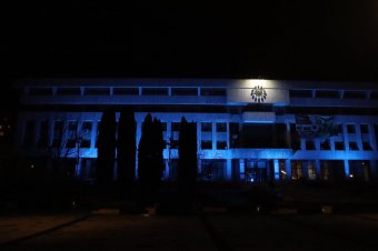 Kék színnel világítják meg a csíkszeredai megyeháza épületét az autizmus világnapján