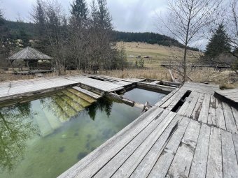 Másfél évtizede rakták rendbe, mostanra szétrohadt a borzsovai fürdő