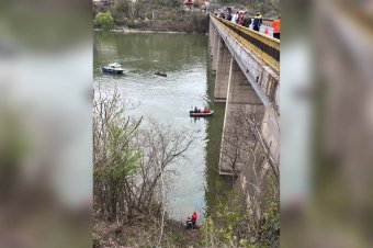 A Dunába zuhant egy kisbusz – fotók, videó