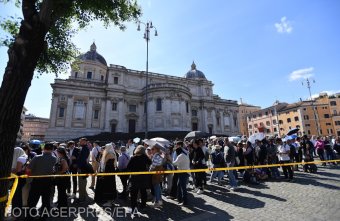 Tízezrek állnak sorban Ferenc pápa sírjánál