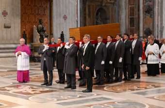 Végső nyugalomra helyezték Ferenc pápát a Santa Maria Maggiore-bazilikában