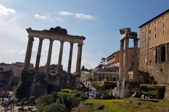 Meghalt a kórházban a Rómában hétfőn összeomlott középkori torony romjai alá szorult román munkás