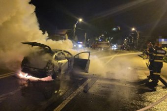 Teljesen kiégett egy autó Segesvár egyik utcáján