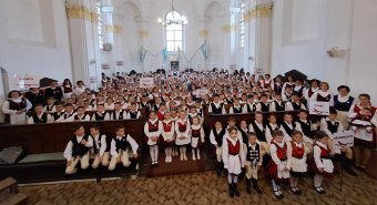 Kisiskolások éneke tölti be a református templomot