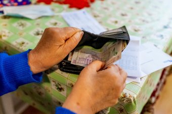 Négyszáz lejes támogatást kapnak decemberben a 2574 lejnél kisebb jövedelemmel rendelkező nyugdíjasok