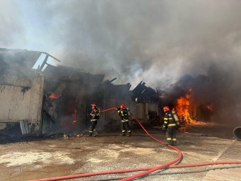 Tűz ütött ki egy szászrégeni raktárhelyiségben, Ro-Alertben figyelmeztettek a sűrű füstre – frissítve
