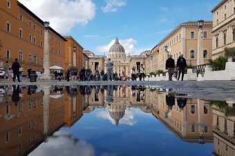 Megtelt a Szent Péter tér a pápa halálhírére